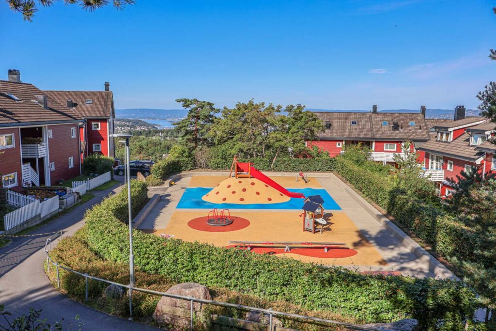 Ny lekeplass og uteområde i borettslag i Oslo - jobb utført av Guthorm Hoff AS - Foto essDesign