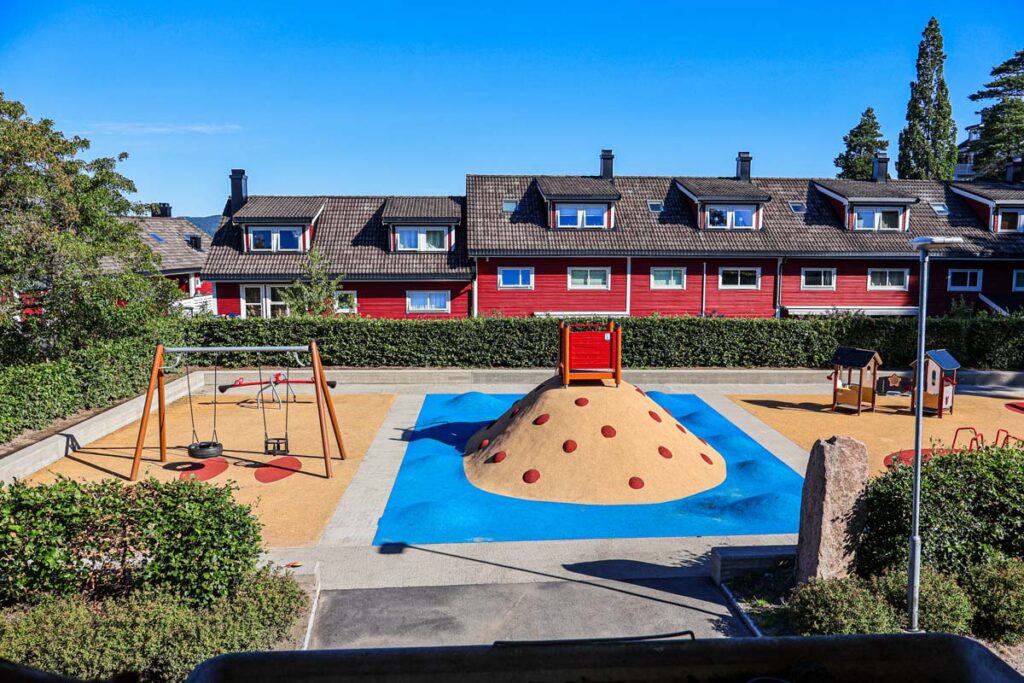 Ny lekeplass og uteområde i borettslag i Oslo - jobb utført av Guthorm Hoff AS - Foto essDesign